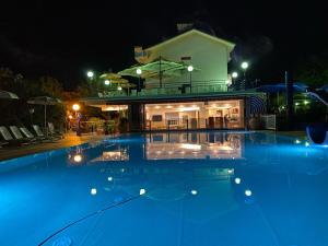 The swimming pool at or close to Hotel Minerva