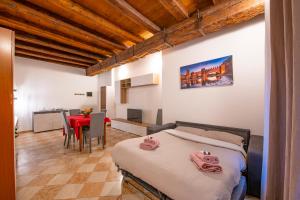 - une chambre avec un lit et une salle à manger avec une table dans l'établissement Palace Home Mazzini Verona Center 1, à Vérone