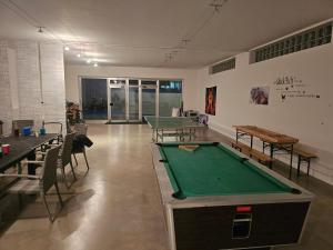 una stanza con due tavoli e tavoli da ping pong di Ferienwohnung Attersee a Steinbach am Attersee