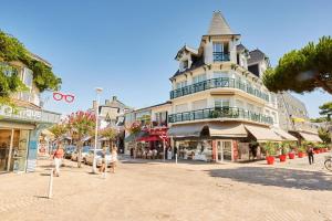 a street with a tall building on a city street at Sejour detente et panorama enchanteur in La Baule