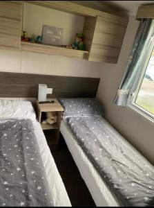 Ліжко або ліжка в номері Experience Coastal Bliss in Our Fresh 2019 Sea Viev 2 Bedroom static caravan at Clarach Bay Holiday Village!