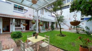 Vrt pred nastanitvijo Sakti Hostal B&B