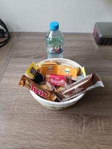 阿佛維勒的住宿－Résidence Carnot，食物篮和一瓶水