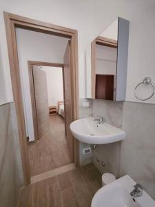 uma casa de banho com um lavatório, um WC e um espelho. em Trilocale per Famiglie con Balcone em Cesenatico