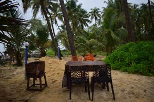 Imagen de la galería de Delta Hospitality - Sea facing rooms with a PRIVATE BEACH, en Kalyānpur