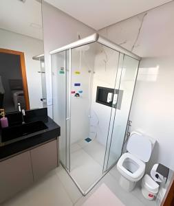 a bathroom with a shower and a toilet at M101 - Apartamento Completo Para Até 6 Hóspedes in Patos de Minas