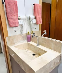a bathroom with a sink and a mirror at M101 - Apartamento Completo Para Até 6 Hóspedes in Patos de Minas