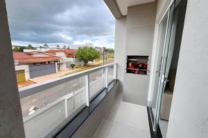 uma varanda com vista para a cidade em M101 - Apartamento Completo Para Até 6 Hóspedes em Patos de Minas