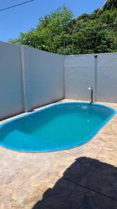 ein großer blauer Pool mit einem Zaun in der Unterkunft POUSADA MARINHA DO CEU in Maceió
