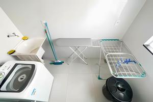 um quarto com uma máquina de lavar roupa e um lavatório em M203- Apartamento c/ Suíte Completo Patos de Minas em Patos de Minas
