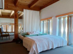 Ένα ή περισσότερα κρεβάτια σε δωμάτιο στο Seelodge mit Alpenblick