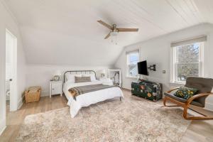 1 dormitorio con 1 cama y ventilador de techo en Green Leaves - Family Getaway in PEC, en Bloomfield