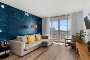 un soggiorno con divano e parete blu di Infinite View with Balcony,Pool plus Near Beach a Hallandale Beach