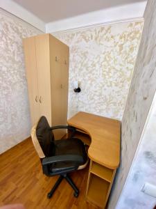 a office with a chair and a desk at Квартира на Воскресенці, поруч метро Лівобережна, Інститут Серця, МВЦ in Kyiv