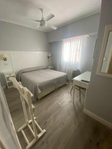 1 dormitorio con 1 cama y 1 silla en Prince Hotel en Mar del Plata