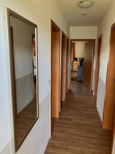 um corredor de um apartamento vazio com um corredor de armários em Ferienhaus Lena am Silbersee em Frielendorf