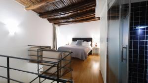 1 dormitorio con cama blanca y techo negro en Santa Chiara Boutique Hotel, en Nápoles
