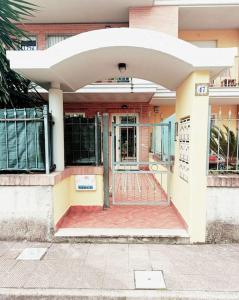 una entrada a un edificio con una puerta abierta en Casa Grottammare-Sea Relax Holiday Home-, en Grottammare