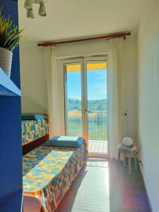 1 dormitorio con 2 camas y ventana grande en Casa Grottammare-Sea Relax Holiday Home-, en Grottammare