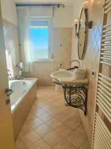 y baño con lavamanos, bañera y lavamanos. en Casa Grottammare-Sea Relax Holiday Home-, en Grottammare