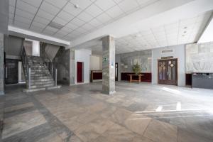 een lege lobby met een trap en een trap bij готель Моряк in Chornomorsk