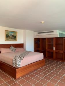 1 dormitorio con 1 cama y algunos armarios de madera en Mesod Jungle Boutique, en Caracas