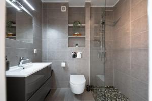 A bathroom at Modern 1BR Apt with Balcony & City View