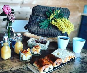 una mesa con comida para el desayuno y bebidas en ella en La roulotte de Fichous, en Fichous-Riumayou