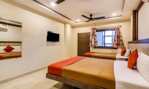 Voodi või voodid majutusasutuse Hotel Neem Tree Hyderabad Airport toas