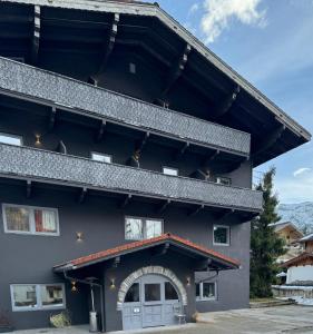 een groot zwart gebouw met een grote deuropening bij Two Brothers Inn in Pertisau