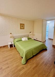 Un pat sau paturi într-o cameră la Fuga a Napoli Apartment