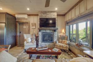 uma sala de estar com lareira e televisão em Beech Mountain Cabin with Deck and Grill Near Golf! em Beech Mountain