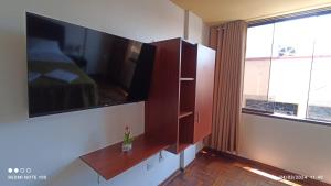 una camera da letto con un grande armadio, un letto e una finestra di Montecristo Hotel a Tacna