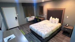 um quarto de hotel com uma cama e uma porta para um quarto em Fort Davis Inn & RV Park em Fort Davis