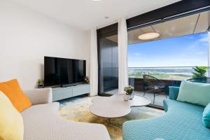 TV a/nebo společenská místnost v ubytování Stylish and Luxurious Apt with Pool & Gym