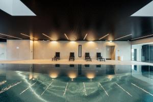 Bazén v ubytování Stylish and Luxurious Apt with Pool & Gym nebo v jeho okolí