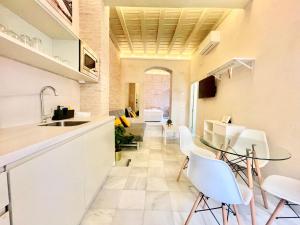 A kitchen or kitchenette at Click Triana - Patio Privado