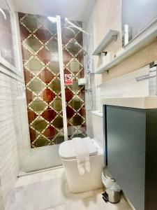 A bathroom at Click Triana - Patio Privado