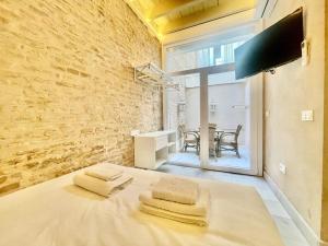 A bed or beds in a room at Click Triana - Patio Privado