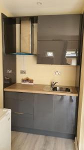 ครัวหรือมุมครัวของ Private Ensuite Room with Kitchenette