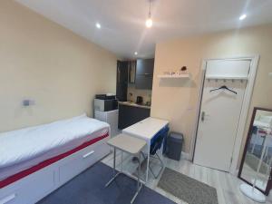 Habitación pequeña con cama y cocina en Private Ensuite Room with Kitchenette, en Phibblestown