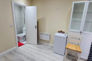 um quarto branco com um frigorífico e um WC em Private Ensuite Room with Kitchenette em Phibblestown