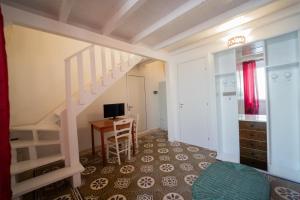 Kleines Zimmer mit einem Schreibtisch und einer Treppe in der Unterkunft AFFITTACAMERE ANEMONE- SCIROCCO1 in Uggiano la Chiesa
