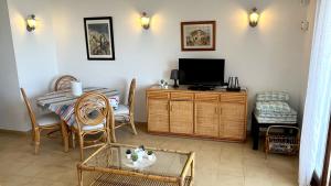 Televisyen dan/atau pusat hiburan di Sea views HOUSE - Mirador del Codolar +15 gambar
