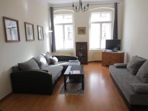 ein Wohnzimmer mit einem Sofa und einem Tisch in der Unterkunft Haus Gründerzeit in Görlitz