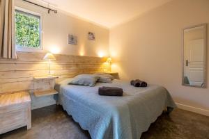 ein Schlafzimmer mit einem Bett mit zwei Handtüchern darauf in der Unterkunft Residence Melody in Saint-Rémy-de-Provence