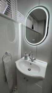 Et badeværelse på Braeview - by Caithness Luxury Apartments NC500 - 3 Bedroom Luxury holiday home - Sleeps Work teams upto 3 & holiday makers upto 5