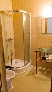 La salle de bains est pourvue d'une douche, de toilettes et d'un lavabo. dans l'établissement Appart 2 chambres à Asilah Marina Golf, à Assilah
