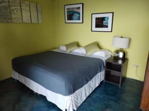 Los Duarte的住宿－Hotel El Sol Morrillo，一间卧室配有一张床和一张桌子上的台灯