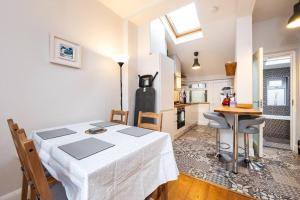 a dining room with a table and a kitchen at Super 2-Bed House 5 min to Harcourt Tram Stop in Dublin